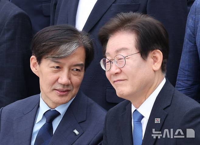 [서울=뉴시스] 고승민 기자 = 이재명 더불어민주당 대표와 조국 조국혁신당 대표가 지난해 9월2일 서울 여의도 국회에서 제22대 국회 개원식 겸 제418회 국회(정기회) 개회식을 마친 뒤 가진 기념촬영 전 대화하고 있다. 2024.09.02. kkssmm99@newsis.com