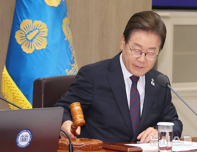[서울=뉴시스] 최진석 기자 = 이재명 대통령이 10일 서울 용산 대통령실에서 열린 국무회의에서 의사봉을 두드리고 있다. (대통령실통신사진기자단) 2025.06.10. myjs@newsis.com