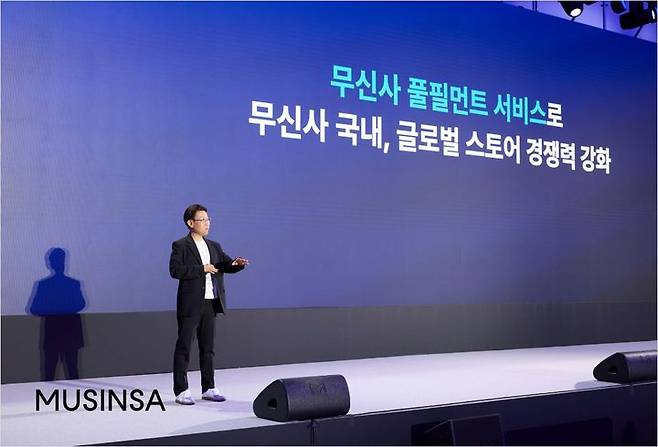 [서울=뉴시스]박준모 무신사 대표가 10일 서울 동대문디자인플라자(DDP)에서 열린 '2025 무신사 글로벌 파트너스 데이' 기자 간담회에서 발표하고 있다.(사진=무신사 제공) *재판매 및 DB 금지