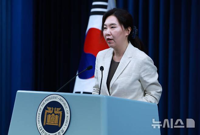 [서울=뉴시스] 고범준 기자 = 강유정 대변인이 10일 서울 용산구 대통령실 브리핑룸에서 국민추천제 관련 브리핑을 하고 있다. 2025.06.10. bjko@newsis.com