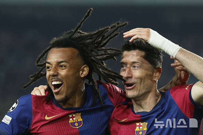 [바르셀로나=AP/뉴시스] FC 바르셀로나의 로베르트 레반도프스키(오른쪽)가 9일(현지 시간) 스페인 바르셀로나의 캄노우에서 열린 2024-25 유럽축구연맹(UEFA) 챔피언스리그(UCL) 8강 1차전 도르트문트(독일)와의 경기 후반 3분 팀의 두 번째 골을 넣고 쥘 쿤데와 함께 환호하고 있다. 바르셀로나는 레반도프스키의 멀티 골 등을 묶어 4-0으로 승리하고 4강 진출 가능성을 높였다. 2025.04.10.