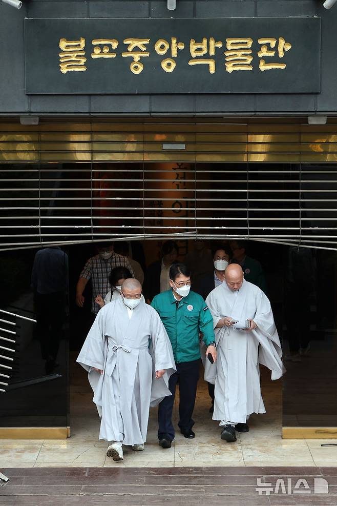 [서울=뉴시스] 박진희 기자 = 최응천 국가유산청장과 대한불교조계종 불교중앙박물관 관장 서봉 스님이 10일 서울 종로구 한국불교역사문화기념관 2층 국제회의장 화재 영향으로 피해를 본 불교중앙박물관 현장을 돌아보고 있다. 2025.06.10. pak7130@newsis.com