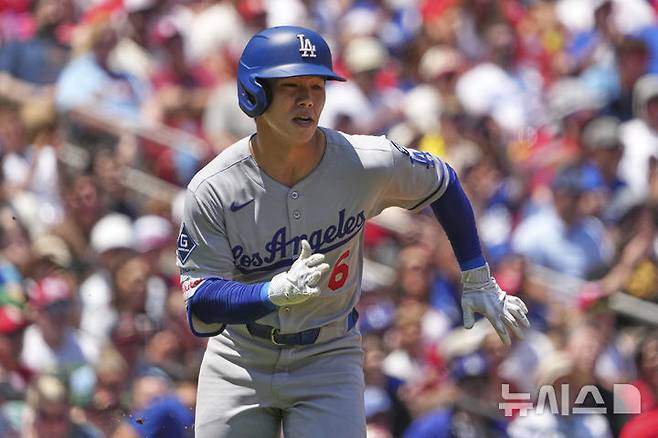 [세인트루이스=AP/뉴시스] LA 다저스의 김혜성이 8일(현지 시간) 미 미주리주 세인트루이스의 부시 스타디움에서 열린 2025 메이저리그 세인트루이스 카디널스와의 경기 2회 초 2타점 3루타를 친 후 1루를 돌고 있다. 이날 중견수로 선발 출전한 김혜성은 2타수 1안타 2타점 1삼진을 기록했고 다저스는 7-3으로 승리했다. 2025.06.09.