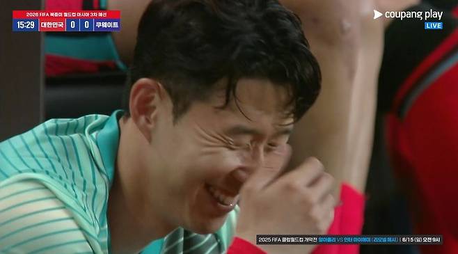 [서울=뉴시스] 2026 국제축구연맹(FIFA) 북중미 월드컵 아시아 지역 3차 예선 B조 최종 10차전 쿠웨이트와의 홈 경기 중 전광판에 잡힌 손흥민. (사진=쿠팡플레이 중계 화면 캡처) *재판매 및 DB 금지