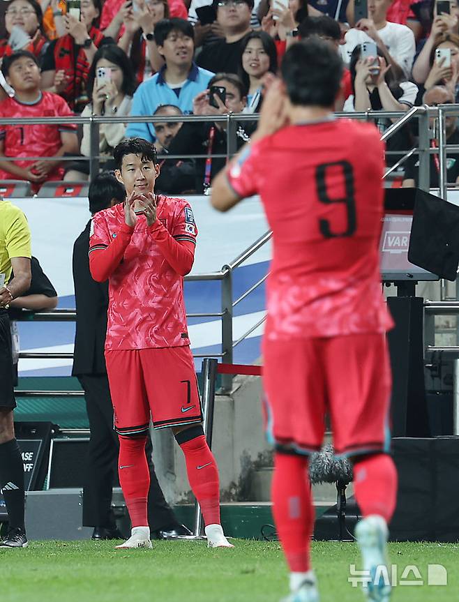 [서울=뉴시스] 김명년 기자 = 10일 서울 마포구 서울월드컵경기장에서 열린 2026 국제축구연맹(FIFA) 북중미월드컵 아시아 3차 예선 한국과 쿠웨이트의 경기, 한국 손흥민이 교체 투입 전 교대하는 오현규에게 박수를 보내고 있다. 2025.06.10. kmn@newsis.com