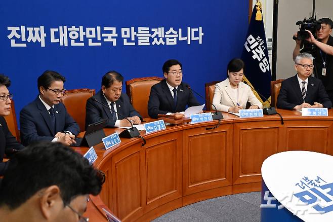 더불어민주당 박찬대 당대표 직무대행 겸 원내대표가 9일 서울 여의도 국회에서 열린 최고위원회의에서 발언을 하고 있다. 윤창원 기자