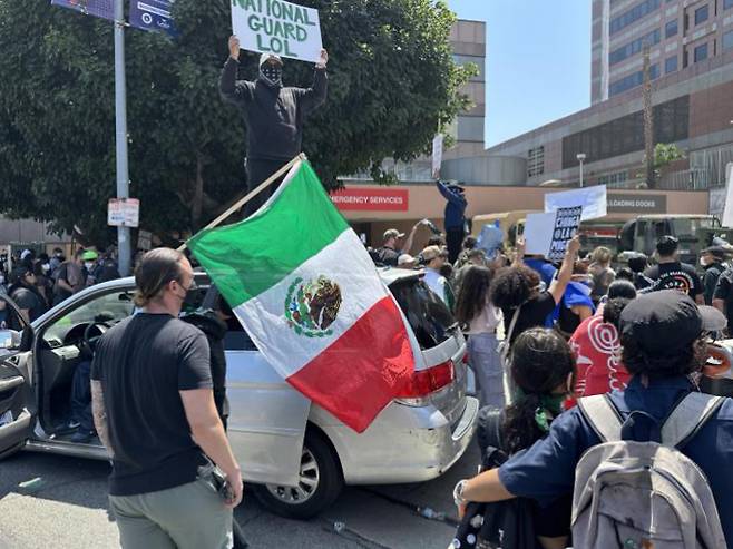LA 도심 구금시설 앞에서 불법이민 단속에 항의하는 시위대. 연합뉴스