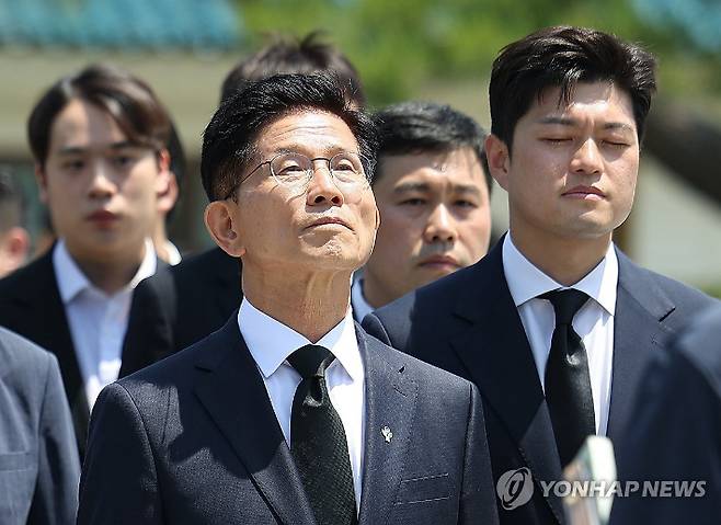 (서울=연합뉴스) 김성민 기자 = 국민의힘 김문수 전 대선후보가 6일 서울 동작구 국립서울현충원에서 김용태 비상대책위원장과 함께 줄을 서 참배를 기다리고 있다. 2025.6.6 ksm7976@yna.co.kr 연합뉴스