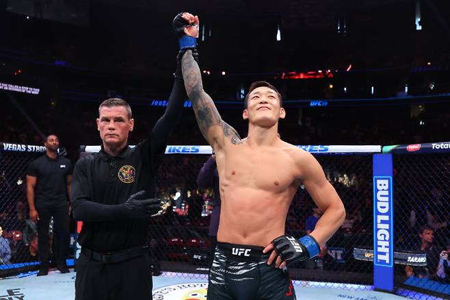 주심이 유주상의 손을 들어 승리를 알리고 있다. UFC 제공