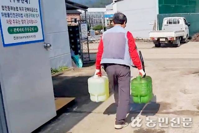 경남 합천군 덕곡면 유류 판매취급소에서 면세유를 구매한 농민 A씨가 맞은편에 세워둔 자신의 농업용 화물차에 기름을 붓기 위해 통을 옮기고 있다.
