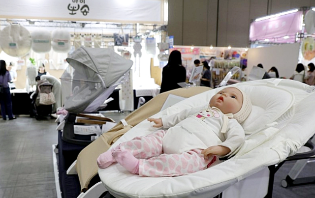 지난해 6월20일 경기도 고양시 킨텍스에서 열린 제47회 맘앤베이비엑스포에서 다양한 육아 용품이 전시되어 있다. 연합뉴스
