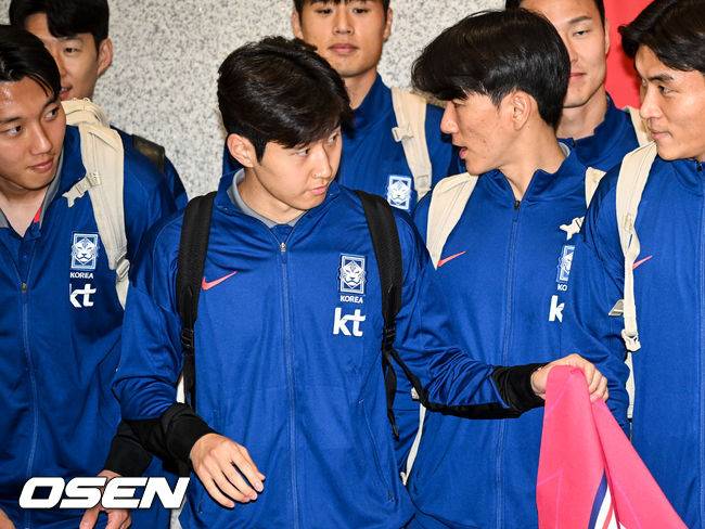 [OSEN=인천공항, 조은정 기자]월드컵 11회 연속 본선 진출에 성공한 한국 축구 국가대표팀이 6일 인천국제공항을 통해 이라크에서 귀국했다.한국은 6일 새벽(한국 시간)&nbsp;이라크 원정서 2-0 승리로 승점 19(5승 4무)점을 확보하면서 월드컵 11회 연속 본선 진출을 확정지었다.축구대표팀 이강인이 환영 행사를 마친 뒤 현수막을 건네고 있다. 2025.06.06 /cej@osen.co.kr