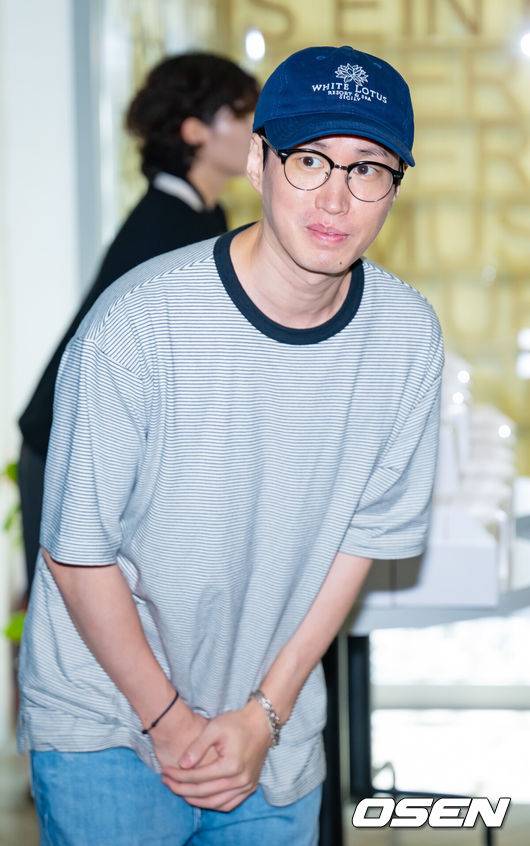 [OSEN=민경훈 기자] 21일 오전&nbsp;서울 마포구 서교동의 한 북카페에서 배우 강혜정의 첫번째 에세이 ‘반은 미치고 반은 행복했으면’ 출간기념 기자간담회가 열렸다.배우 강혜정의 남편인 가수 타블로가 인사를 하고 있다. 2023.08.21 /rumi@osen.co.kr