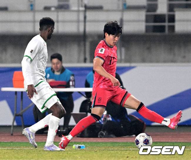 [OSEN=고양, 이대선 기자] 20일 오후 경기도 고양종합운동장에서 2026 국제축구연맹(FIFA) 북중미 월드컵 아시아지역 3차 예선 B조 7차전 한국과 오만의 경기가 열렸다.승점 14점(4승 2무)으로 B조 1위를 유지하고 있는 한국이 오만전과 25일 예정된 요르단전에서 모두 승리해 승점 6점을 얻어낸다면,&nbsp;6월&nbsp;예정된&nbsp;이라크, 쿠웨이트와 경기 결과와 상관없이 11회 연속 월드컵 본선 진출을 &nbsp;확정 짓는다.후반 한국 배준호가 드리블 돌파를 하고 있다. 2025.03.20 /sunday@osen.co.kr