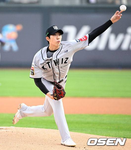 [OSEN=수원, 이대선 기자] 11일 오후 수원 KT위즈파크에서 2025 신한 SOL Bank KBO리그 KT 위즈와 롯데 자이언츠의 더블헤더 2차전 경기가 열렸다.KT는 오원석, 롯데는 이민석을 선발 투수로 내세웠다.1회초 무사에서 KT 선발투수 오원석이 역투하고 있다. 2025.05.11 /sunday@osen.co.kr