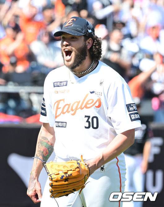 [OSEN=대전, 김성락 기자] 3일 오후 대전 한화생명볼파크에서 ‘2025 신한 SOL Bank KBO리그’ 한화 이글스와 KT 위즈의 경기가 열렸다.이날 홈팀 한화는 폰세, KT는 쿠에바스를 선발로 내세웠다.5회초 종료 후 한화 폰세가 더그아웃으로 이동하고 있다. 2025.06.03 / ksl0919@osen.co.kr