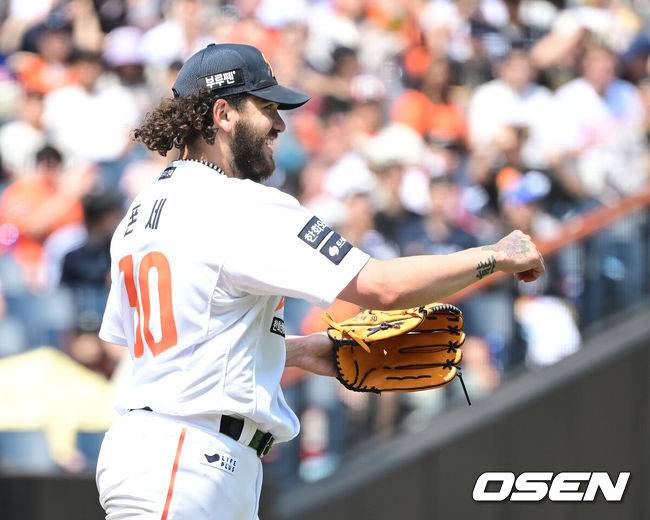 [OSEN=대전, 김성락 기자] 3일 오후 대전 한화생명볼파크에서 ‘2025 신한 SOL Bank KBO리그’ 한화 이글스와 KT 위즈의 경기가 열렸다.이날 홈팀 한화는 폰세, KT는 쿠에바스를 선발로 내세웠다.3회초 1사 1루 KT 권동진의 안타 때 한화 폰세가 유격수 하주석, 2루수 이도윤의 재치있는 호수비에 기뻐하고 있다. 1루주자 박민석 2루 포스아웃. 2025.06.03 / ksl0919@osen.co.kr