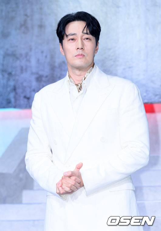 [OSEN=이대선 기자] 5일 서울 중구 앰배서더 서울 풀만 호텔 넷플릭스 시리즈 '광장' 제작발표회가 열렸다.스스로 아킬레스건을 자르고 광장 세계를 떠났던 ‘기준’이, 조직의 2인자였던 동생 ‘기석’의 죽음으로 11년 만에 돌아와 복수를 위해 그 배후를 파헤치는 느와르 액션이다.배우 소지섭이 포토타임을 가지고 있다. 2025.06.05 /sunday@osen.co.kr