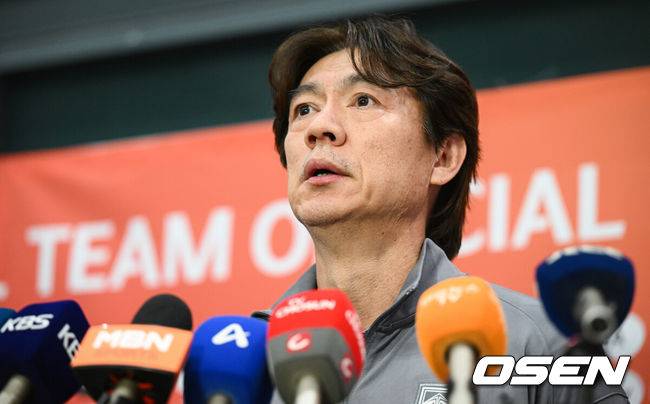 [OSEN=인천공항, 조은정 기자]월드컵 11회 연속 본선 진출에 성공한 한국 축구 국가대표팀이 6일 인천국제공항을 통해 이라크에서 귀국했다.한국은 6일 새벽(한국 시간) 이라크 원정서 2-0 승리로 승점 19(5승 4무)점을 확보하면서 월드컵 11회 연속 본선 진출을 확정지었다.축구대표팀 홍명보 감독이 취재진과 인터뷰를 하고 있다.  2025.06.06 /cej@osen.co.kr