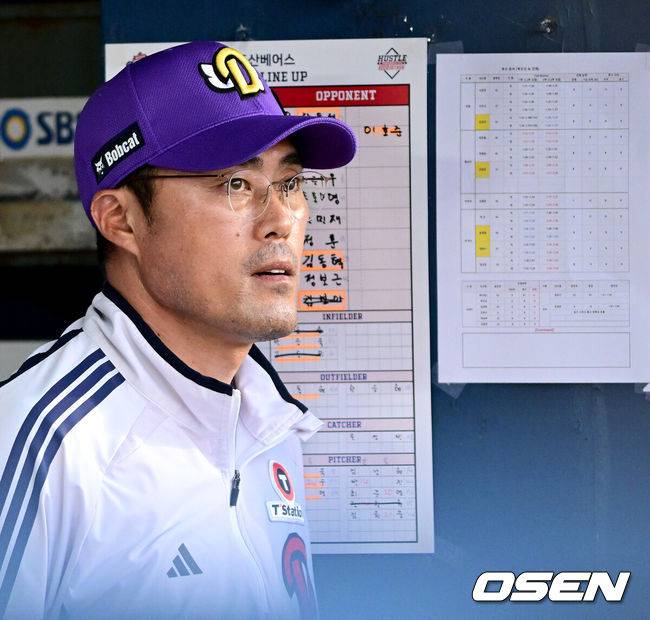 [OSEN=잠실, 최규한 기자] 8일 서울 잠실야구장에서 ‘2025 신한 SOL Bank KBO리그’ 두산 베어스와 롯데 자이언츠의 경기가 열렸다.홈팀 두산은 곽빈, 방문팀 롯데는 알렉 감보아를 선발로 내세웠다.8회말 두산 조성환 감독대행이 그라운드를 주시하고 있다. 2025.06.08 / dreamer@osen.co.kr