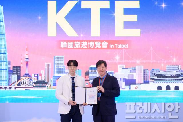 ▲대만 현지에서 영화배우 소지섭 씨를 한국여행엑스포 홍보대사로 위촉 하고 기념 사진을 촬영 하고 있다. ⓒ 한국여행엑스포조직위