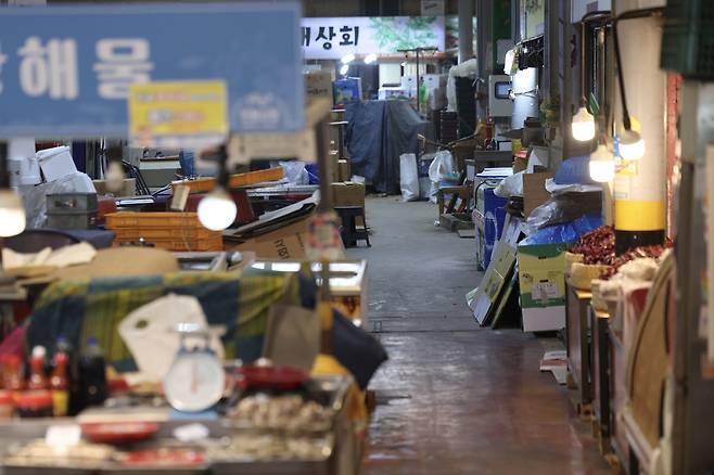 지난 4월15일 서울 시내 한 전통시장이 한산한 모습을 보이고 있다. 뉴시스