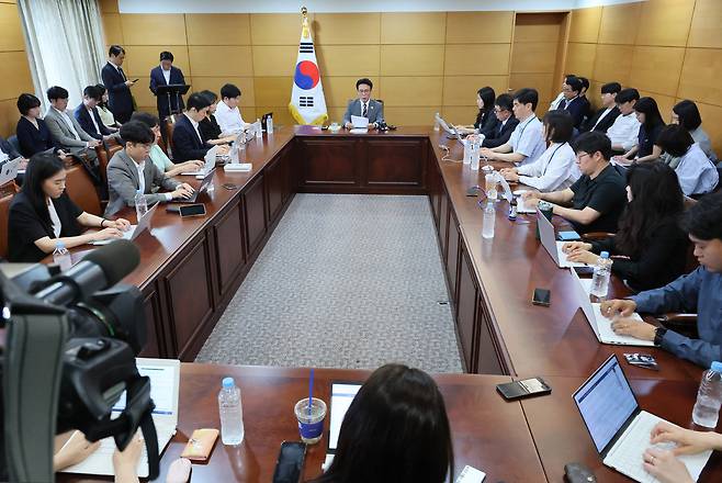 김민석 국무총리 후보자가 10일 서울 종로구 통의동 청문회 준비단 사무실에서 기자간담회를 하고 있다. 연합뉴스