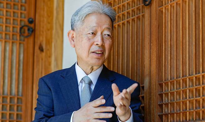 이동식 아사카와 노리타카·다쿠미 형제 현창회 회장은 지난달 27일 서울 종로구 청진공원에서 세계일보와 만나 수교 60주년을 맞은 한·일 관계에 대해 이야기하고 있다. 이 회장은 일제강점기 조선인, 조선문화를 애호하고, 그 가치를 널리 알린 아사카와 형제가 양국 관계를 재정립하는 데 징검다리 역할을 할 수 있을 것이라고 기대했다.&nbsp;최상수 기자