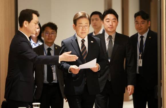 민생경제에 총력 - 이재명 대통령이 9일 용산 대통령실에서 열린 비상경제점검 태스크포스(TF) 2차 회의에 참석하고 있다. 이 대통령 오른쪽은 강훈식 대통령 비서실장. 연합뉴스