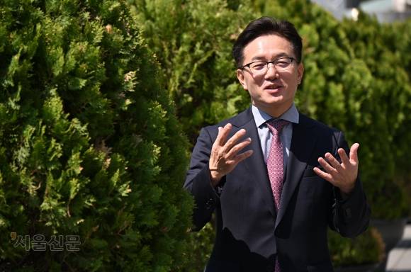 신승근 참여연대 조세재정개혁센터 소장은 지난 4월 29일 서울신문사 광화문 사옥에서 진행된 인터뷰에서 저출산고령화 시대에 걸맞은 복지재원을 확보하기 위해서라도 법인세 인하를 원상회복하고 소득세와 상속세를 증세해야 한다고 말했다. 증세를 못 하더라도 최소한 감세는 안 된다고 주장했다.     안주영 전문기자