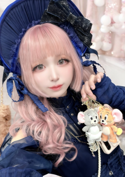 일본에서 한 40대 아버지가 여성스러운 소녀풍 패션으로 화제가 되고 있다. 이 남성은 소녀풍 패션을 시작한 뒤로 외모에 대한 자신감이 생겼으며, 음악 활동에도 도움이 되고 있다고 전했다. 엑스(옛 트위터) 캡처