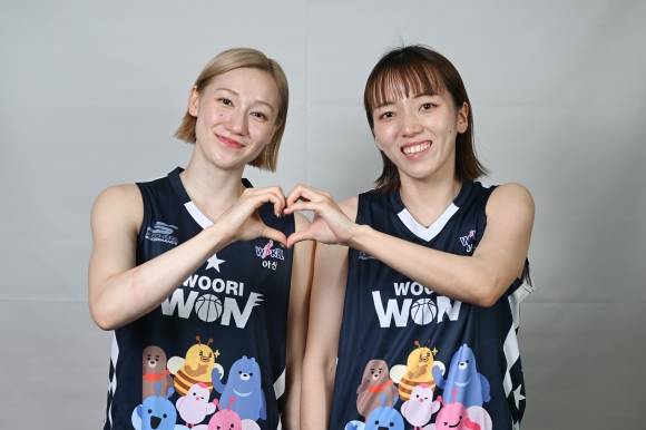 세키 나나미(왼쪽)와 오니즈카 아야노가 6일 일본 도쿄 올림픽기념청소년센터에서 열린 2025~26 여자프로농구 아시아쿼터 드래프트에서 각각 4순위, 9순위로 아산 우리은행에 지명된 뒤 기뻐하고 있다. WKBL 제공