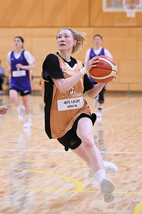 세키 나나미가 6일 일본 도쿄 올림픽기념청소년센터에서 열린 2025~26 여자프로농구 아시아쿼터 트라이아웃에서 돌파하고 있다. WKBL 제공