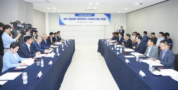 강기정 광주시장이 10일 오후 서울 여의도 국회 본관에서 열린 ‘광주 국회의원-광주시 국정과제 대응 간담회’에서 인사말을 하고 있다. 광주광역시 제공