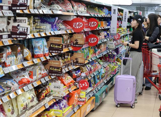 8일 서울 시내 한 대형 마트에 초콜릿이 진열돼 있다. 연합뉴스