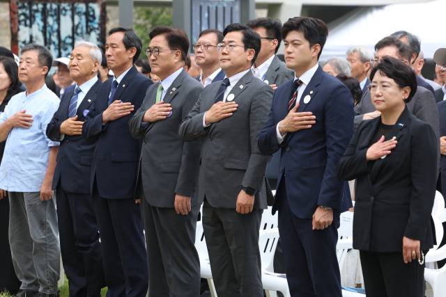 10일 서울 용산구 민주화운동기념관에서 열린 제38주년 6·10민주항쟁 기념식에서 조국혁신당 김선민 당 대표 권한대행(앞줄 오른쪽부터), 국민의힘 김용태 비상대책위원장, 더불어민주당 박찬대 당 대표 직무대행 겸 원내대표, 우원식 국회의장, 우상호 대통령실 정무수석, 이재오 민주화운동기념사업회 이사장 등이 국기에 경례하고 있다.연합뉴스