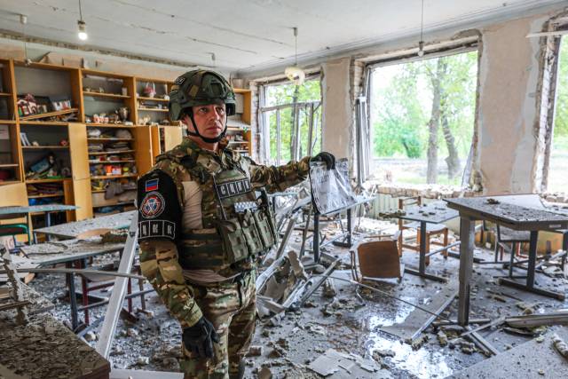 우크라이나 전쟁 범죄 관련 문제를 통제·조정하는 합동센터(JCCC) 관계자가 우크라이나 군의 군사 공격으로 피해를 입은 제96중학교를 조사하고 있다. TASS 연합뉴