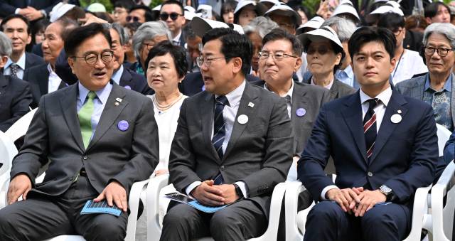 우원식(왼쪽부터) 국회의장과 박찬대 더불어민주당 대표 직무대행 겸 원내대표, 김용태 국민의힘 비상대책위원장이 10일 서울 용산구 민주화운동기념관에서 열린 제38주년 6·10민주항쟁 기념식 및 개관식에 참석하고 있다. 오승현 기자 2025.06.10