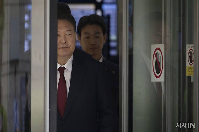 내란 우두머리 혐의 사건 4차 공판이 열린 5월19일, 윤석열이 오전 재판 종료 후 법정을 빠져나가고 있다. ⓒ시사IN 이명익