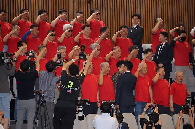 6월5일 국회에서 열린 본회의에서 '순직 해병 수사 방해 및 사건 은폐 등의 진상규명을 위한 특별검사의 임명 등에 관한 법률안'이 통과되자 방청을 온 해병대 예비역 연대 회원들이 경례를 하고 있다. ⓒ 연합뉴스