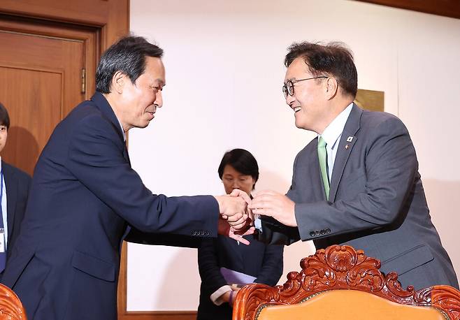 우원식 국회의장(오른쪽)이 10일 국회에서 예방한 우상호 대통령실 정무수석과 인사하고 있다. ⓒ연합뉴스