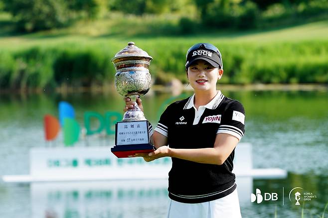 노승희가 2024년 한국여자오픈에서 생애 첫 우승을 거둔 뒤 순회배 트로피를 들고 미소짓고 있다. ｜DB그룹 한국여자오픈 대회조직위 제공