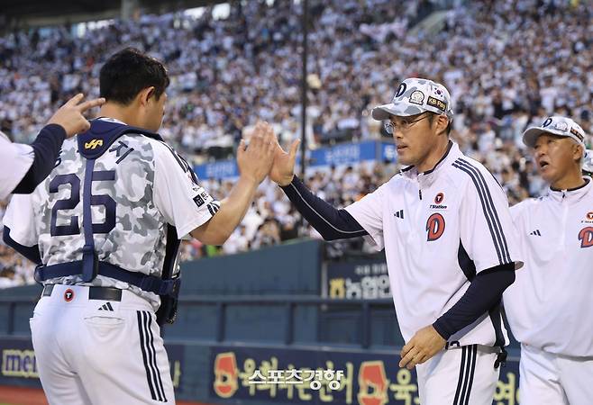 조성환 두산 감독 대행(오른쪽)이 포수 양의지와 하이파이브하고 있다. 두산베어스 제공