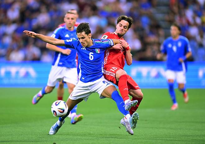 이탈리아 사무엘 리치가 10일 몰도바전에서 스테판 보디스테안과 몸싸움을 하고 있다. 로이터연합뉴스