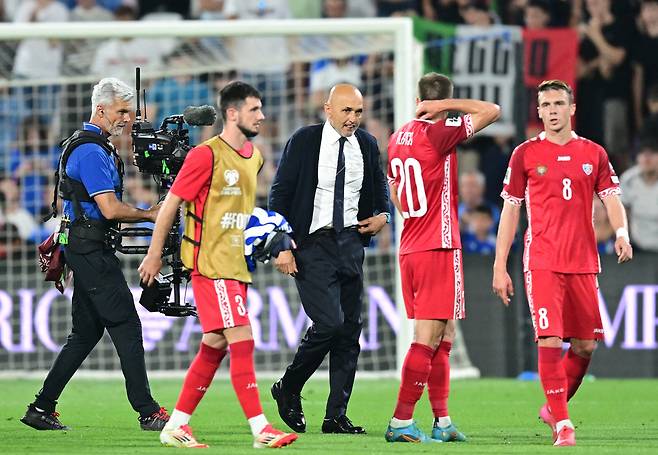 이탈리아 스팔레티 감독이 10일 몰도바전 승리 후 상대 선수들을 격려하고 있다. 로이터연합뉴스