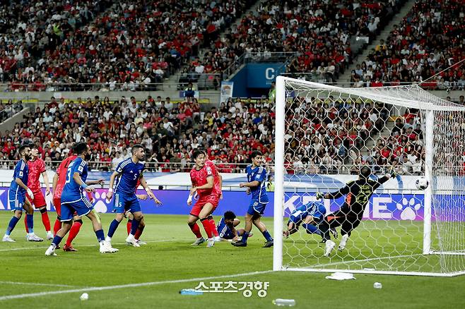 한국 축구대표팀 전진우가 10일 서울월드컵경기장에서 열린 2026 북중미 월드컵 아시아 3차 예선 B조 10차전 쿠웨이트와의 경기에서 선제골에 기여하고 있다. 2025.06.10 문재원 기자