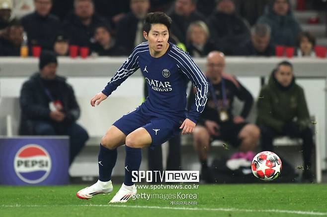 ▲&nbsp;PSG에서 큰 기대 속에 합류했지만, 제한된 기회만 주어졌다. 루이스 엔리케 감독은 이강인을 전술의 다용도 카드로 활용했지만, 시즌이 진행되며 출전 시간은 점점 줄어들었다. ‘코리에레 델로 스포르트’는 “루이스 엔리케 감독이 이강인을 중요하지 않은 경기에서 주로 기용했지만, 선수 자체에 대한 신뢰는 여전히 있다”며 감독의 딜레마를 지적했다.