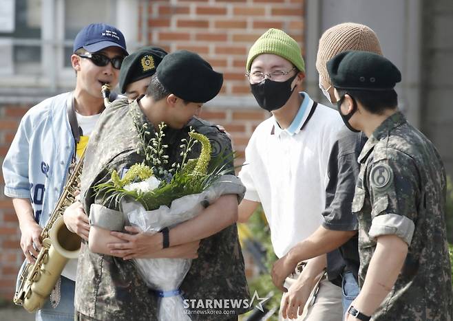 (연천=뉴스1) 권현진 기자 = 그룹 방탄소년단(BTS) RM, 지민, 제이홉, 뷔, 정국이 12일 오전 경기도 연천 소재 육군 제5보병사단 신병교육대대에서 육군 현역으로 군 복무를 마친 진(왼쪽)을 축하하고 있다.  2024.6.12/뉴스1  Copyright (C) 뉴스1. All rights reserved. 무단 전재 및 재배포,  AI학습 이용 금지. /사진=(연천=뉴스1) 권현진 기자