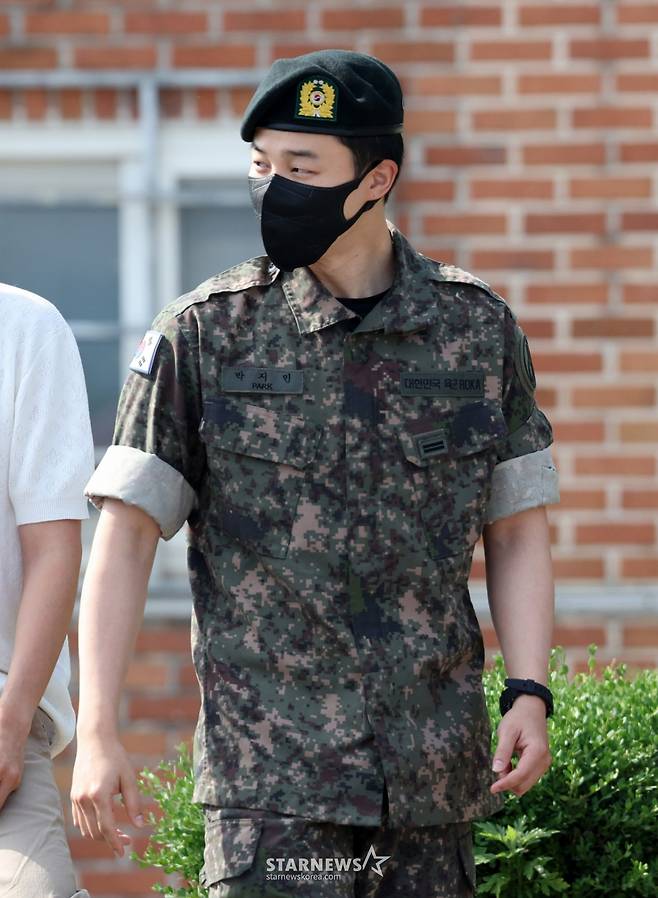 [연천=뉴시스] 김혜진 기자 = 그룹 방탄소년단(BTS) 지민이 12일 오전 경기도 연천군 육군 5사단 신병교육대대에서 전역하는 방탄소년단(BTS) 진을 축하하기 위해 부대로 향하고 있다.  방탄소년단 진은 지난 2022년 12월 13일 육군 현역으로 입대해 멤버들 중 가장 먼저 군 복무를 시작했다. 이후 육군 제5보병사단 신병교육대 조교로 복무하며 군 생활을 이어온 진은 1년 6개월 간의 복무를 마치고 이날(12일) 만기 전역했다. 2024.06.12. jini@newsis.com /사진=김혜진