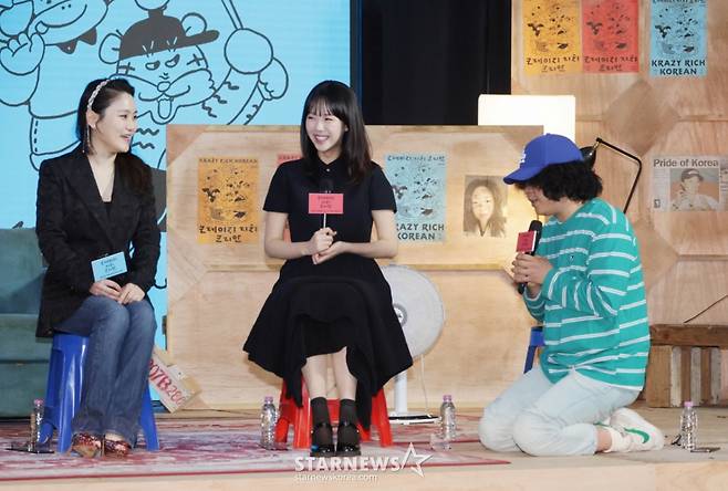 이창수 PD가 10일 오전 서울 여의도 KBS 별관에서 진행된 KBS 2TV 예능 '크레이지 리치 코리안' 제작발표회에서 무릎을 꿇고 사과 퍼포먼스를 하고 있다.  다양한 분야에서 본업에 미쳐 성공을 이룬 K-피플들을 직접 찾아가 그들의 삶과 철학과 열정을 조명하는 휴먼 리얼리티 예능 '크레이지 리치 코리안'은 오는 15일 첫 방송된다. /2025.06.10 /사진=이동훈 photoguy@